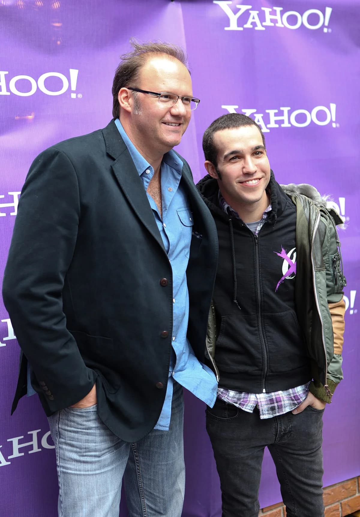 Rob Cavallo and Pete Wentz posing in front of a Yahoo! backdrop.