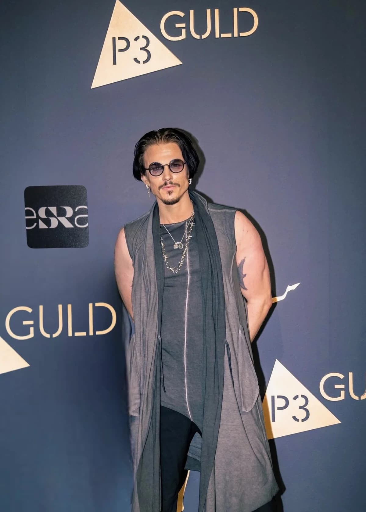 Alexander Strandell posing on the red carpet at the P3 Guld awards.