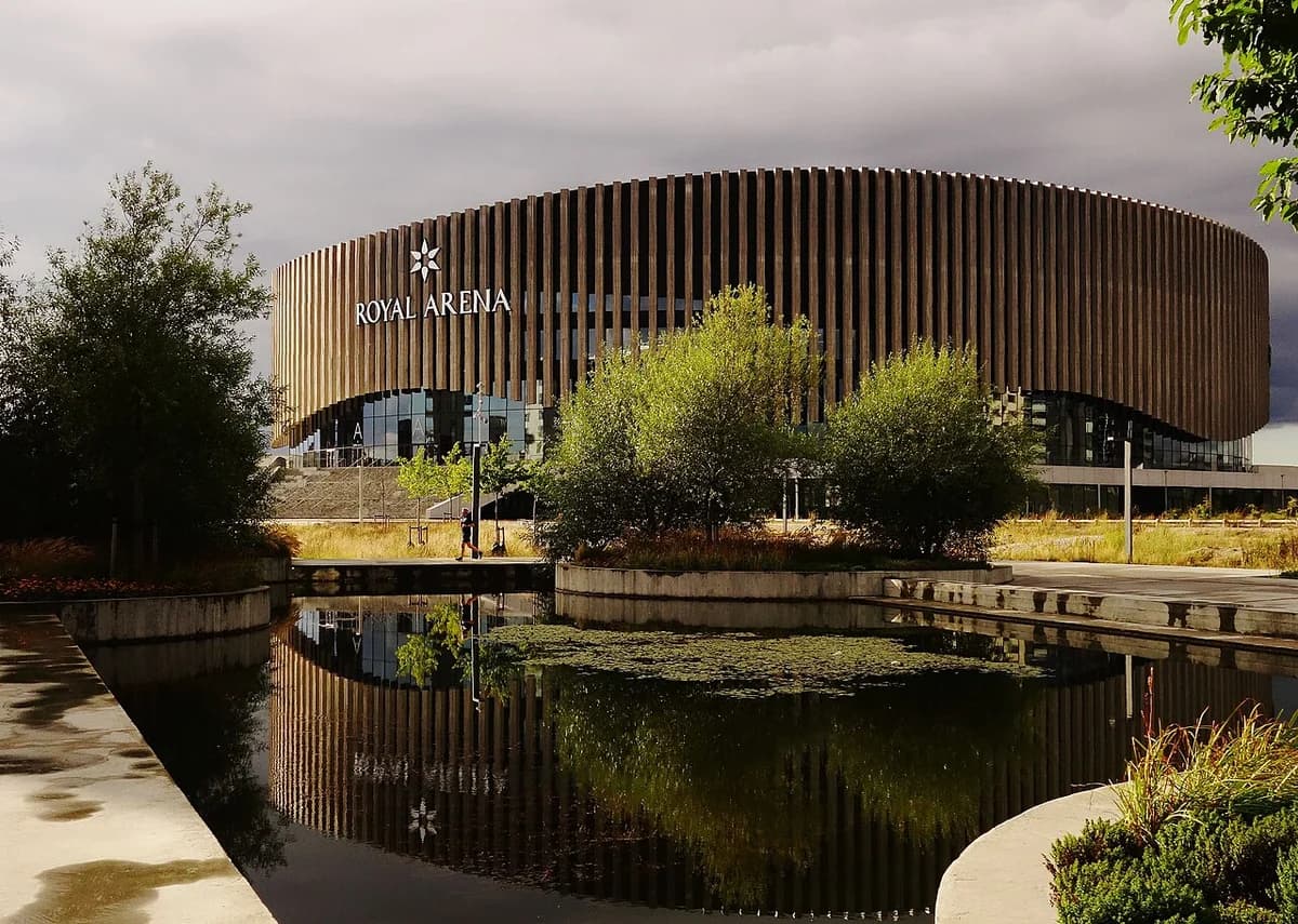 Royal Arena bygning med refleksion i en sø