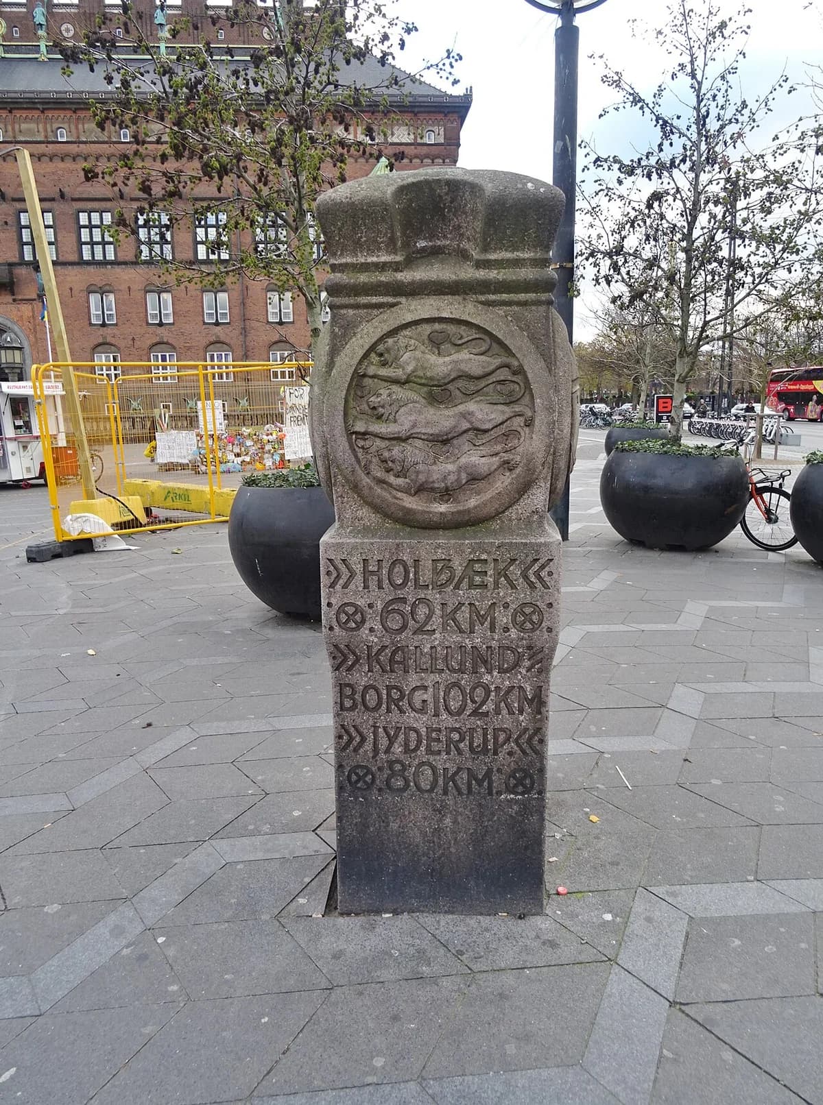 A carved milestone stone showing distances to Holbæk, Kalundborg, and Jyderup in Copenhagen.