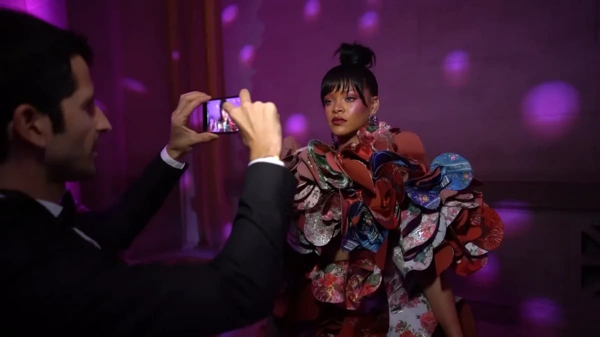 Rihanna at the 2017 Met Gala.png