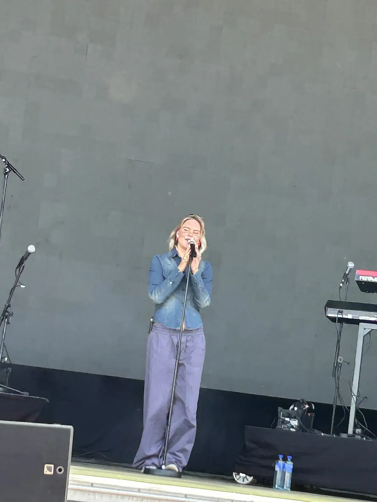 Annika singing on stage at Slottsfjell Festival 2025.