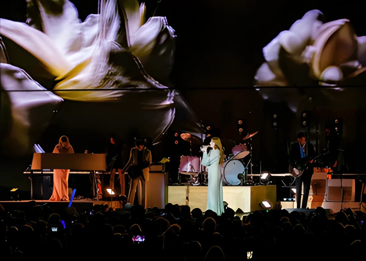 Florence and the Machine 12 09 2018 -11 (32834296408).jpg
